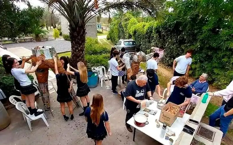 Preparativos para la quema del demonio