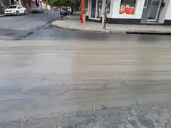 La lluvia volvió a desbordar las cloacas en la esquina de Pellegrini y Alsina