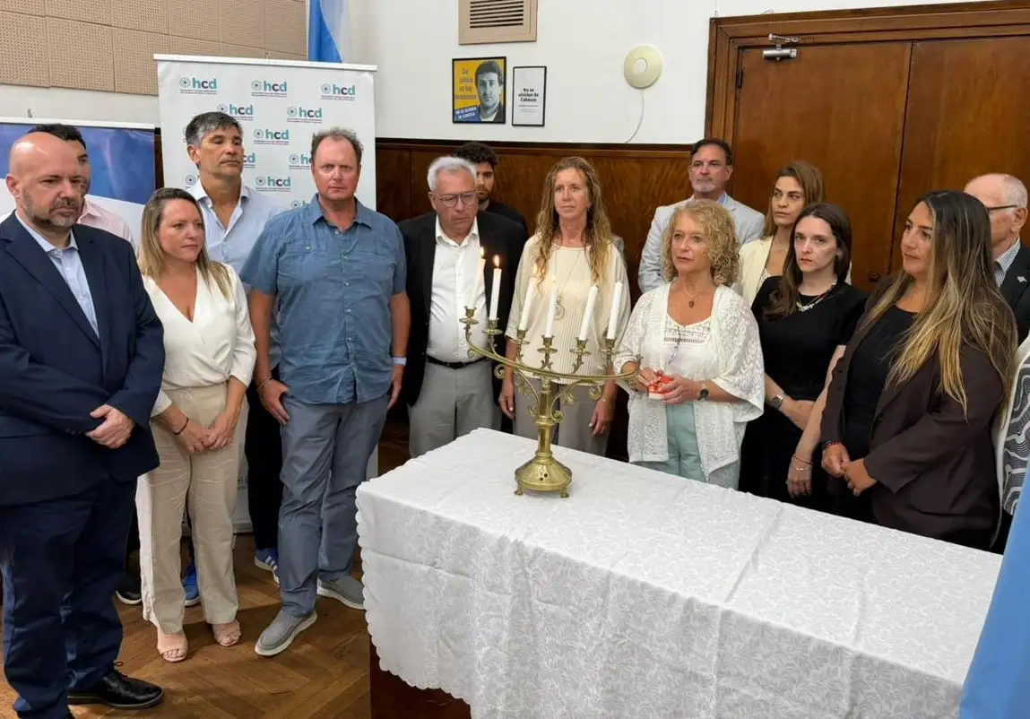 Como es habitual, se realizó el encendido de velas en memoria de los seis millones de judíos asesinados durante la Shoá.