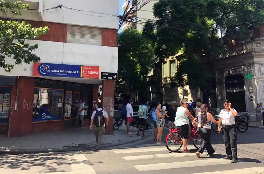 Balearon al dueño de una agencia de lotería en pleno centro