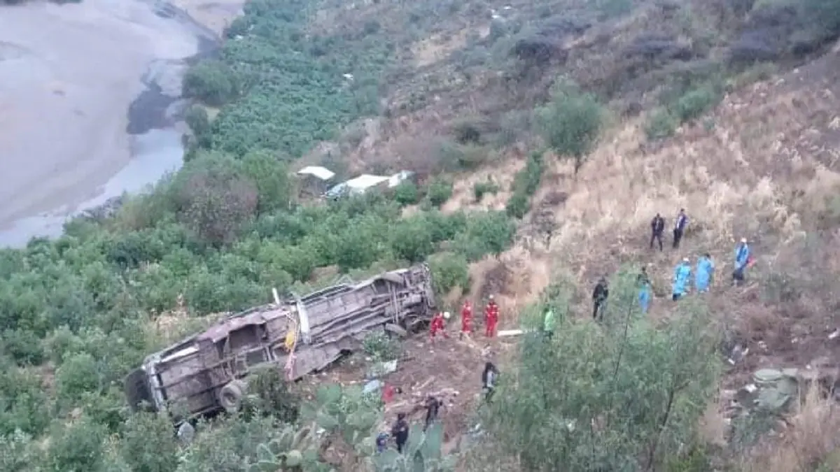 ¡OTRO MÁS! Cae al abismo autobús y deja 24 muertos y 35 heridos en Perú