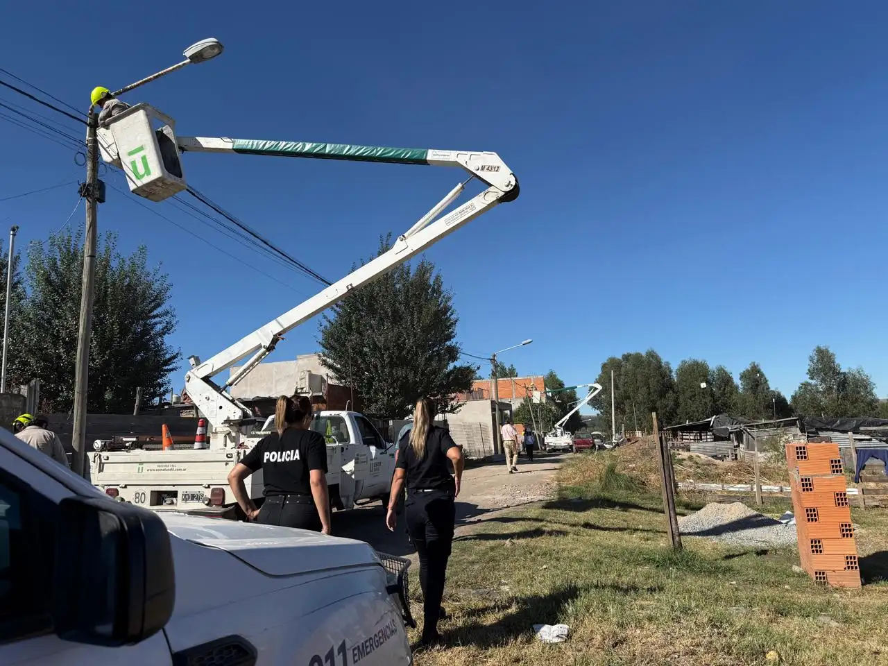 En un operativo con efectivos policiales, la Usina volvió a cortar las conexiones irregulares en la toma.