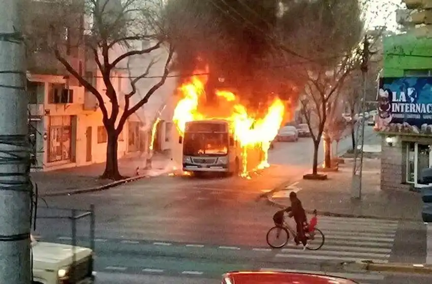 Tensión en el centro por el incendio de un colectivo en barrio Echesortu