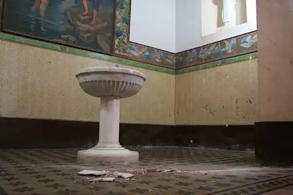 Cayeron trozos de yeso sobre la pila bautismal de la Catedral