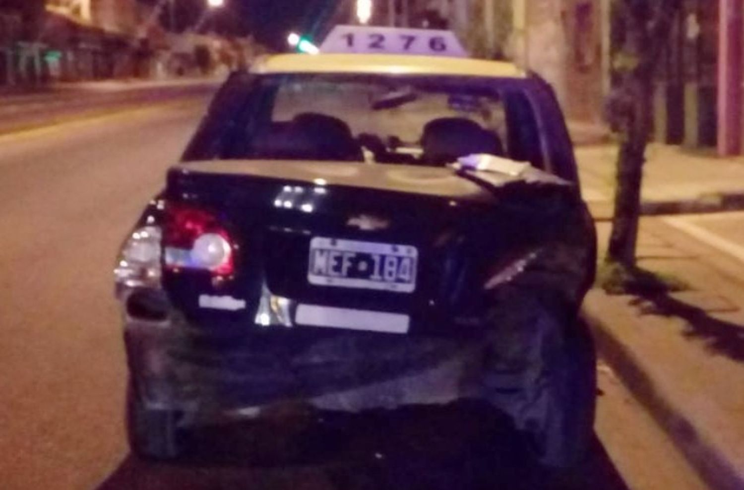 Destrozó un taxi después de chocarlo y se dio a la fuga