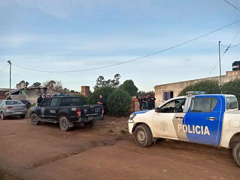 Secuestran motos y celulares luego del incendio de un auto