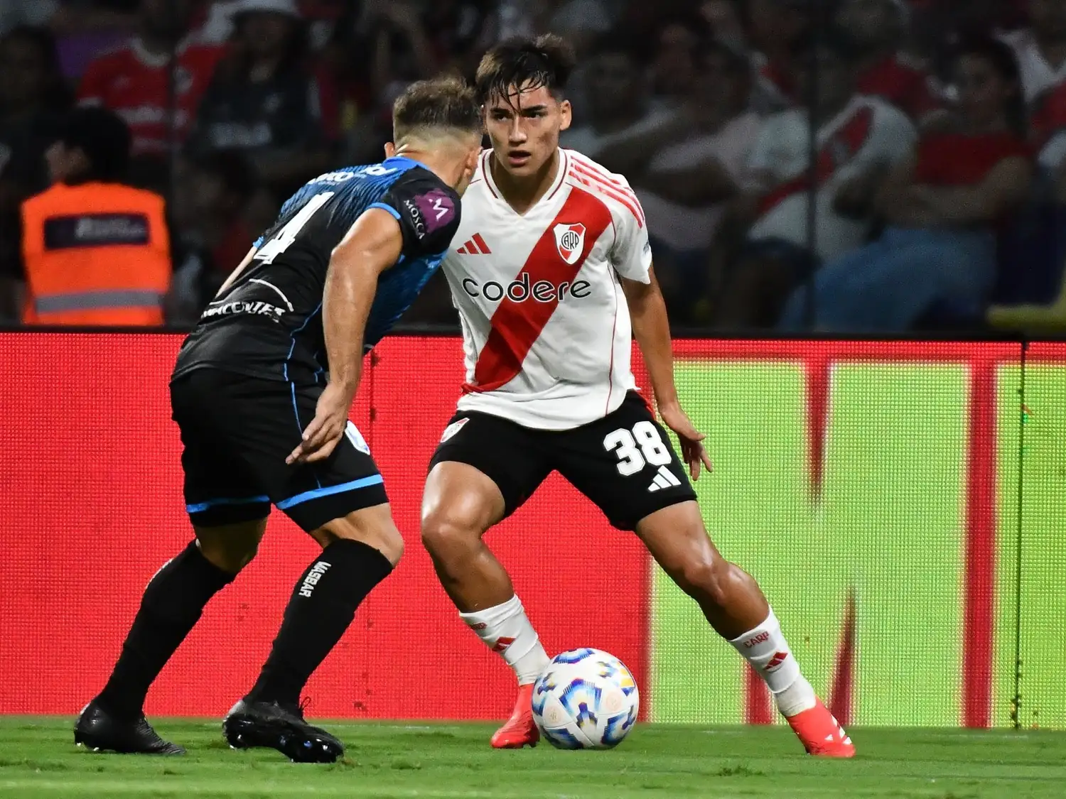 Subiabre intenta desequilibrar ante Paredes.