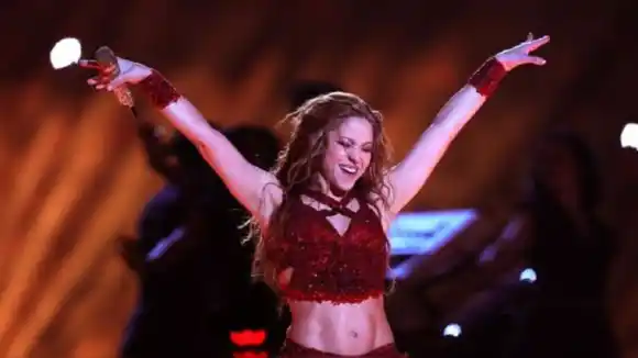 Por meterse con Shakira estos famosos salieron con las tablas en la cabeza