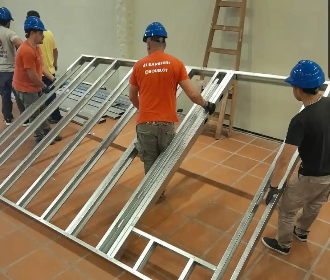 Barbieri y Bourlot brindan una capacitación en Steel Framing: montan una estructura de 25 m2
