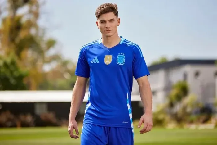 Julián Álvarez con el modelo alternativo(@Argentina)