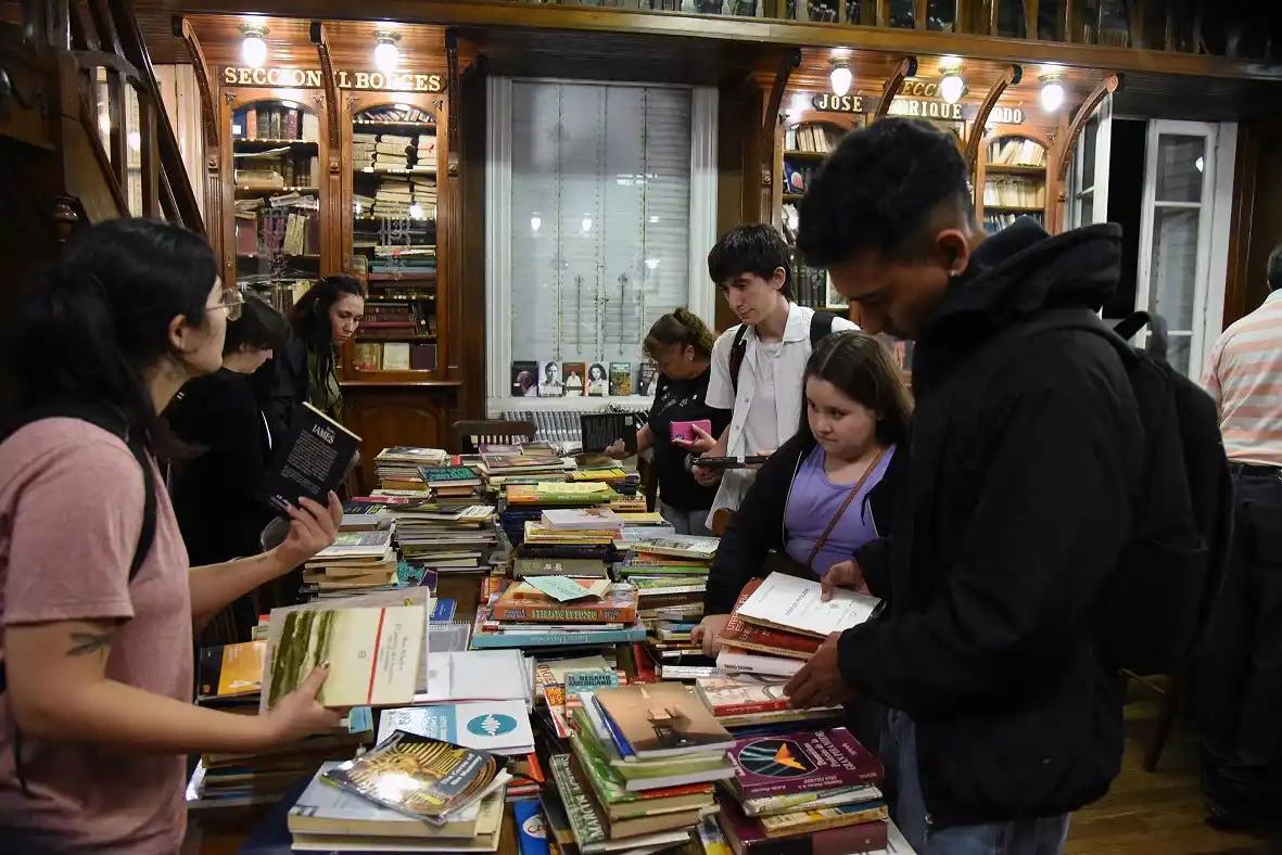 Concepción del Uruguay se prepara para una nueva edición navideña de “La Noche de las Librerías”