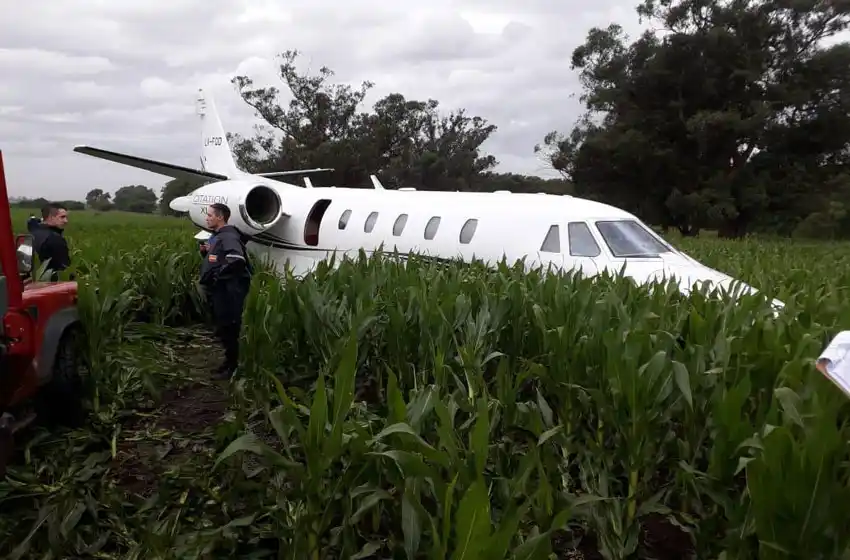 Un avión privado aterrizó de emergencia en un campo cerca de Miramar: no hay heridos