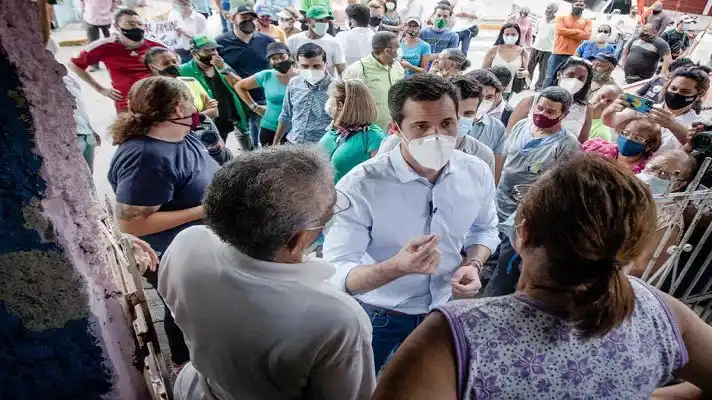 “Sí hay esperanza para Venezuela”: el mensaje de Guaidó en un casa por casa en Chacao