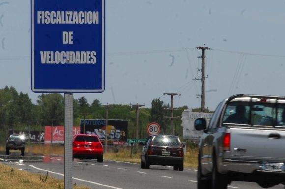 Se vienen las fotomultas: un oferente para poner lectores de patentes y velocidad en los accesos