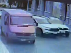 Las cámaras de seguridad captaron el momento del accidente.