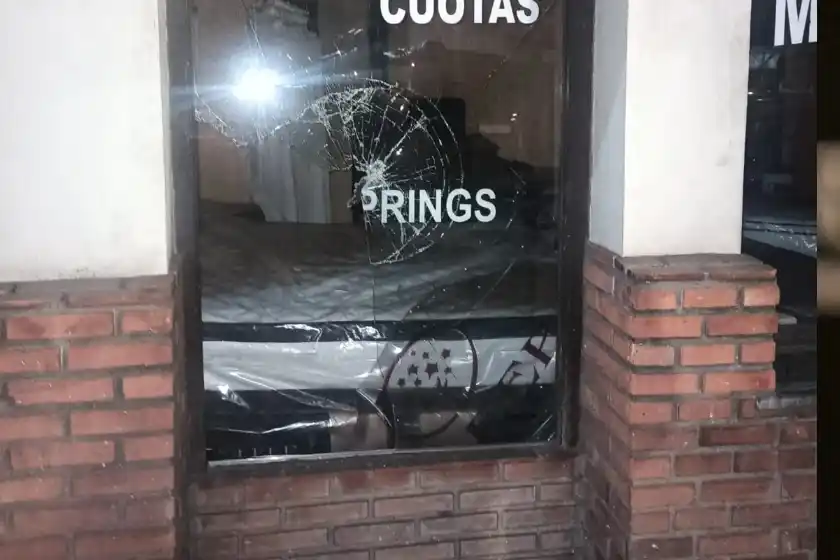 Violentaron el frente de una colchonería céntrica en un intento de robo