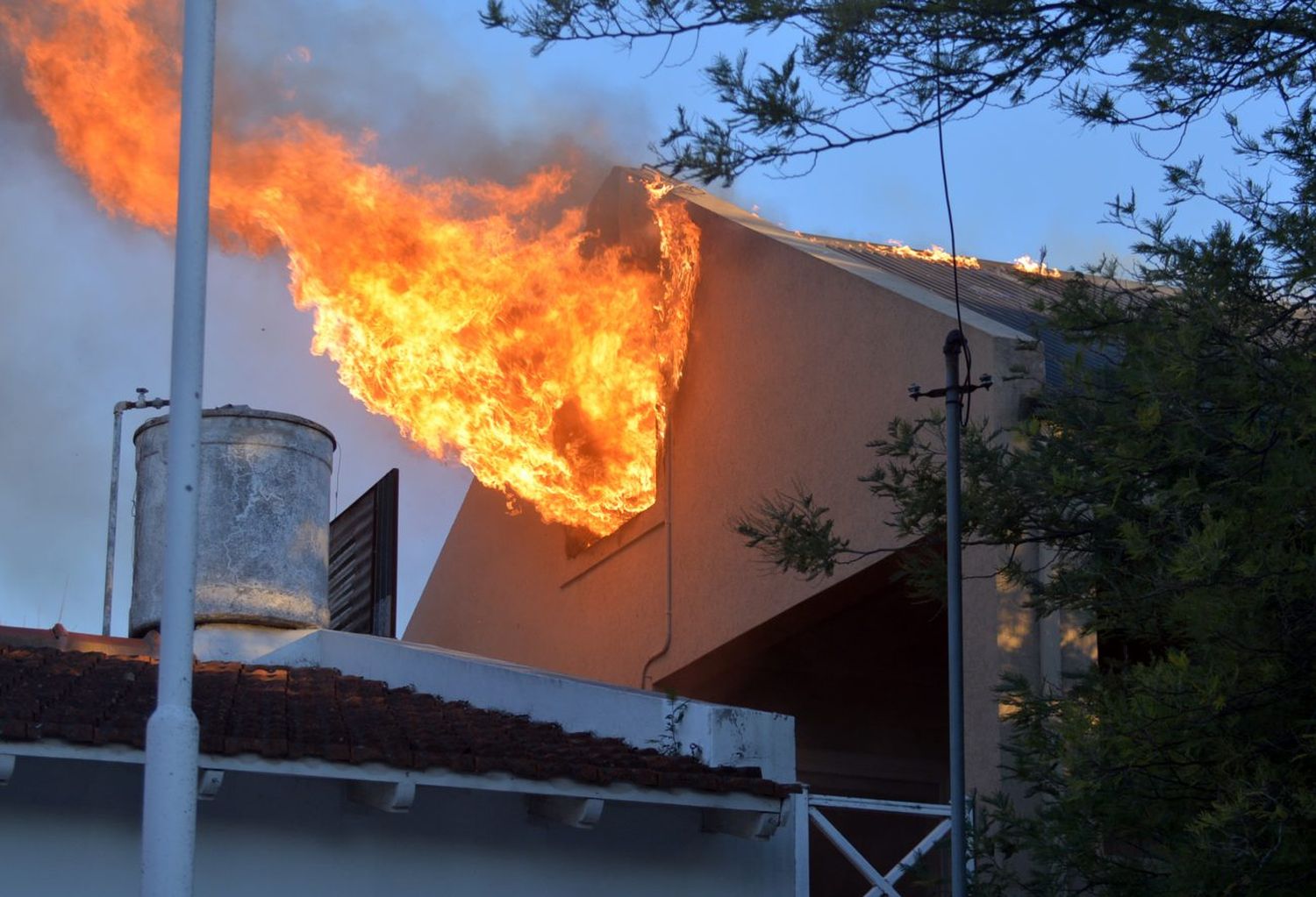 Una vivienda de Roser al 1400 se incendió y sufrió pérdida total de la planta alta