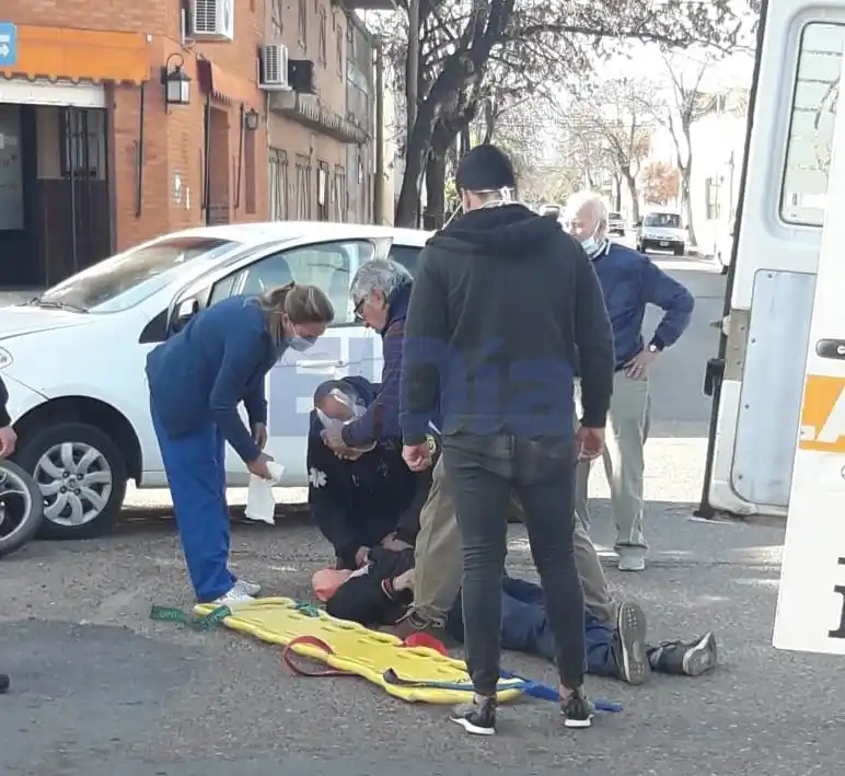 Un motociclista chocó contra un auto y terminó hospitalizado