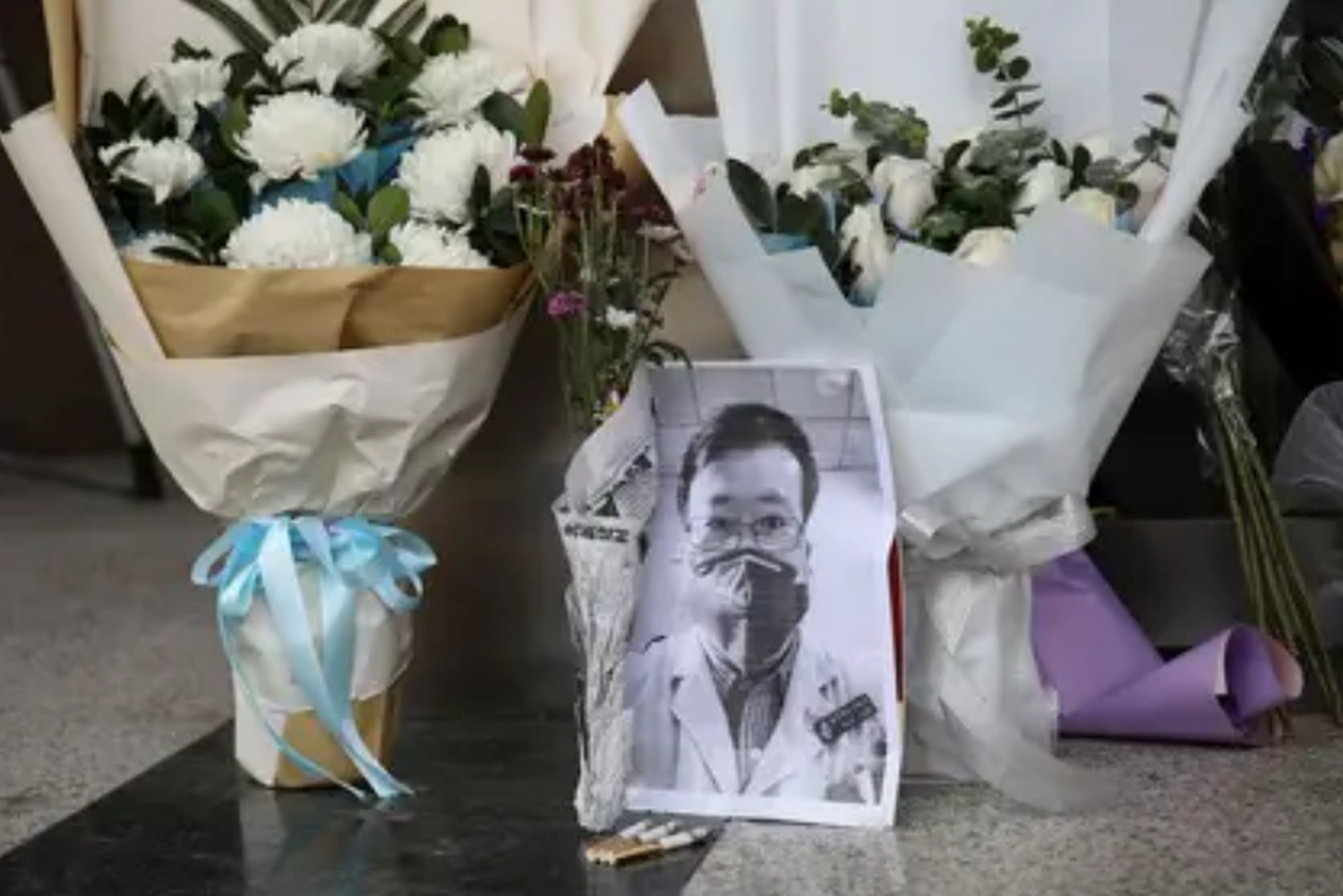 Murió el médico cuya piel se oscureció tras contraer coronavirus