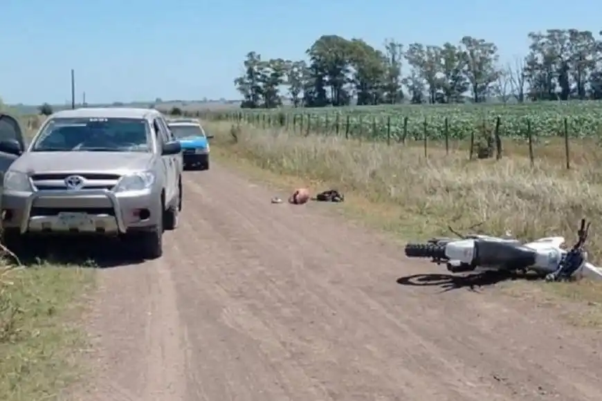 Motociclista murió al chocar contra una camioneta en un camino rural