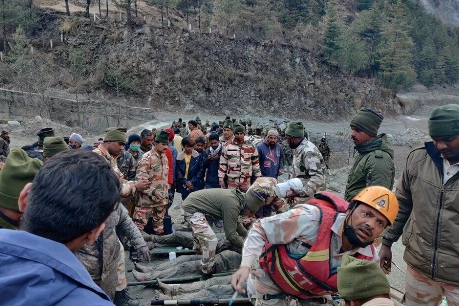 Tragedia: 14 muertos y 102 desaparecidos tras el desborde de un lago glaciar en India