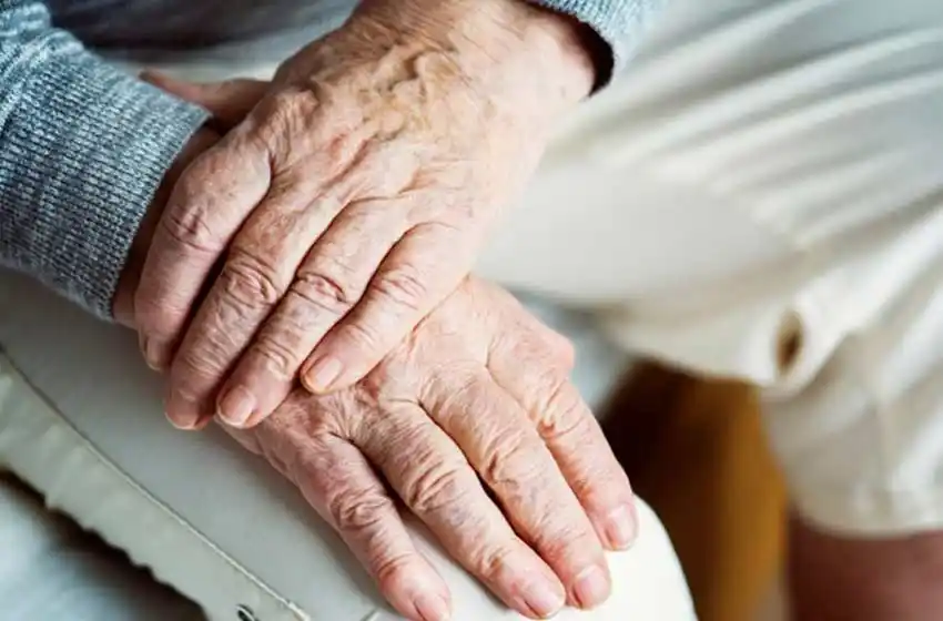 Violento robo a un anciano de 95 años: lo maniataron, golpearon y quitaron sus ahorros