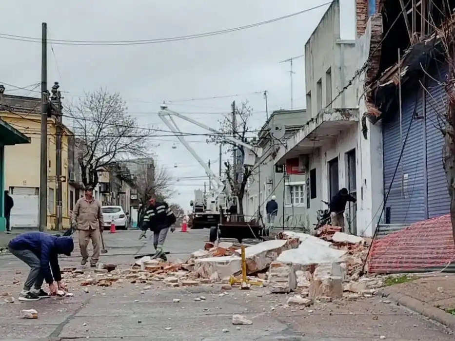 Vecinos reclaman intervención urgente por construcción en riesgo de derrumbe