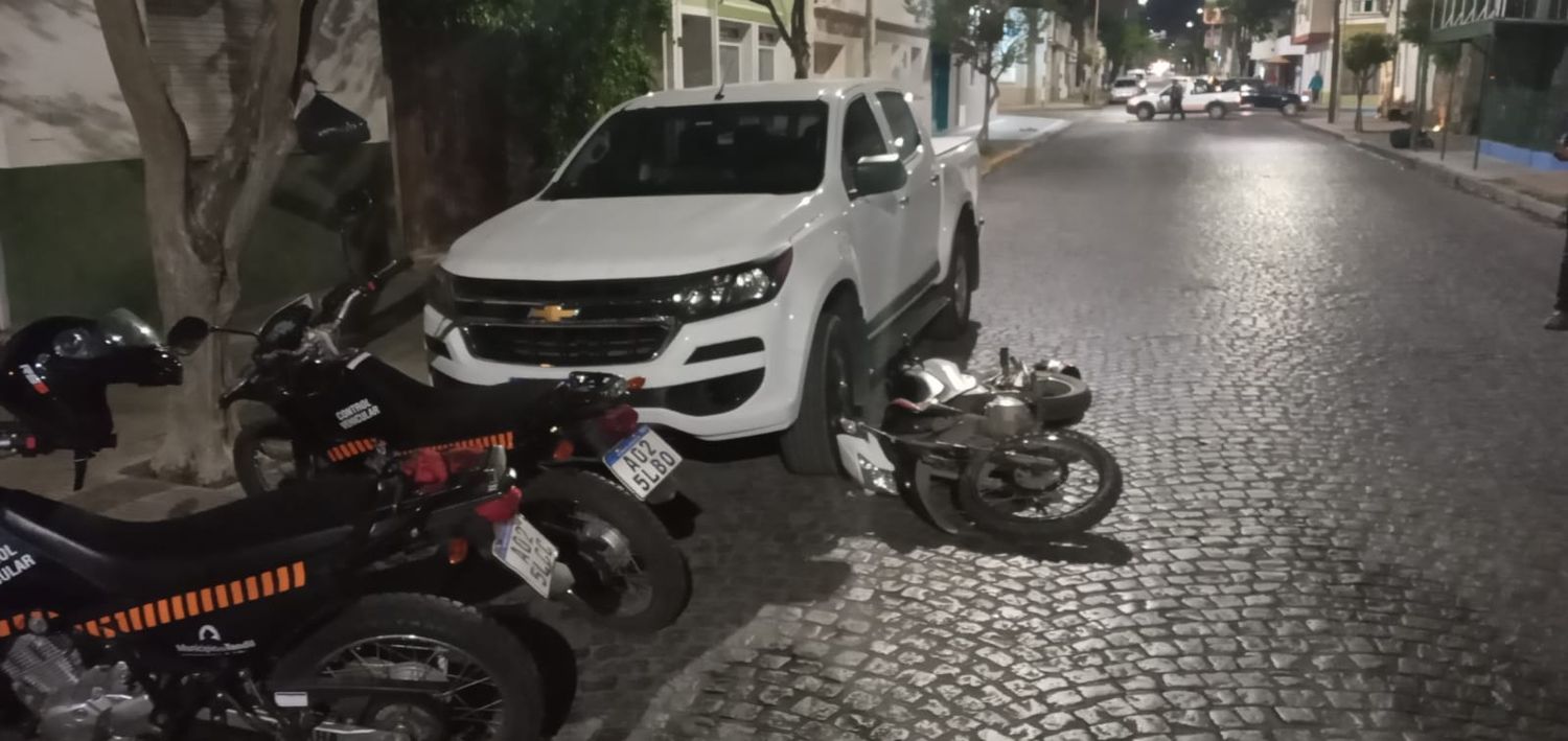Intentó evadir un control de tránsito, colisionó contra un inspector y fue hospitalizado