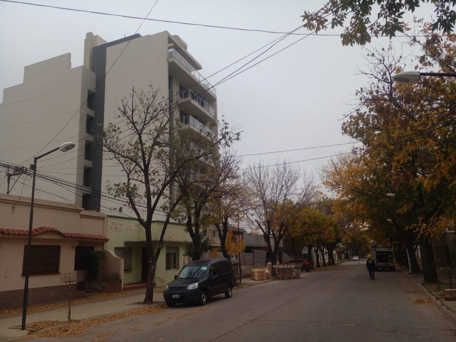 Video: cayó un tanque de agua de un 8° piso en Venado Tuerto