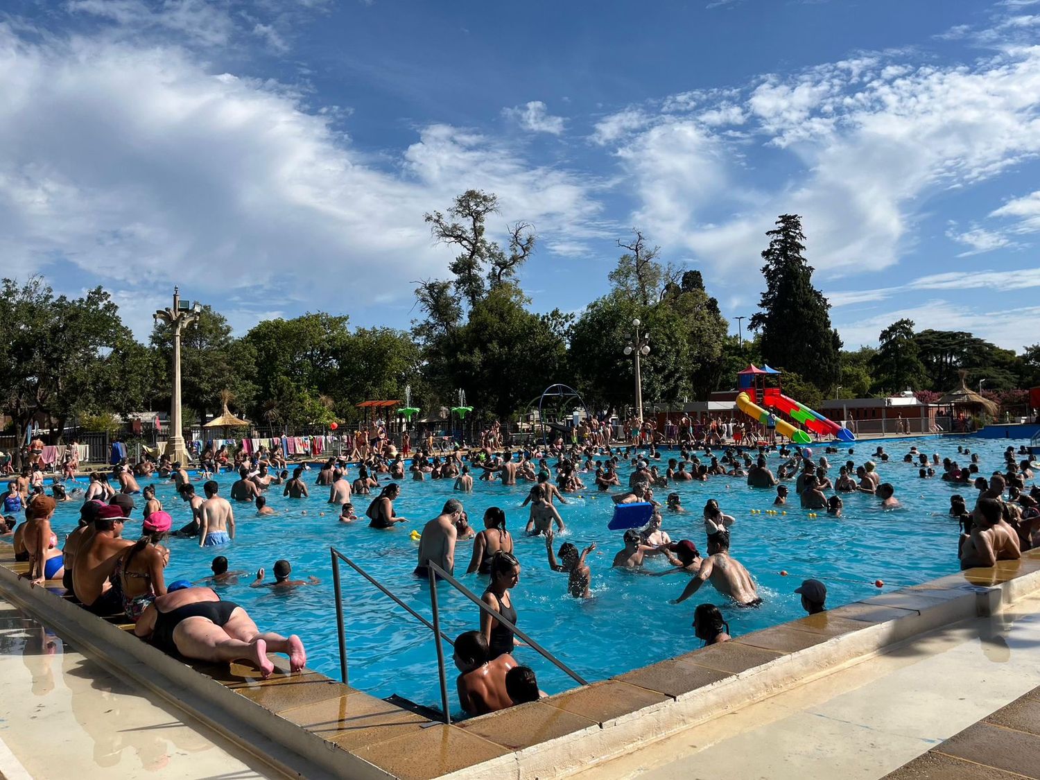 La pileta del Parque es una opción accesible para pasar el verano.