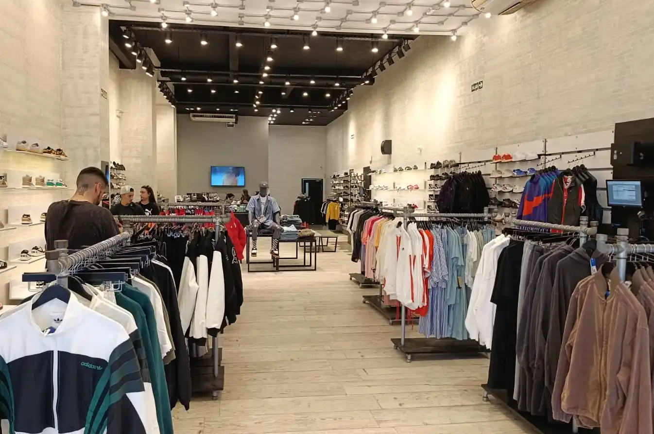 La gente busca las promociones. mira mucho y compra poco.