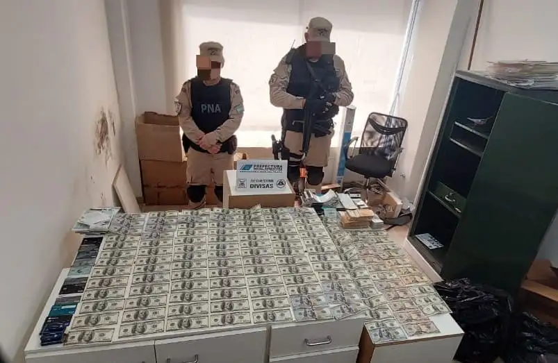 Identificaron a cuatro personas y secuestraron elementos electrónicos, una suma millonaria de dinero y documentación de interés.