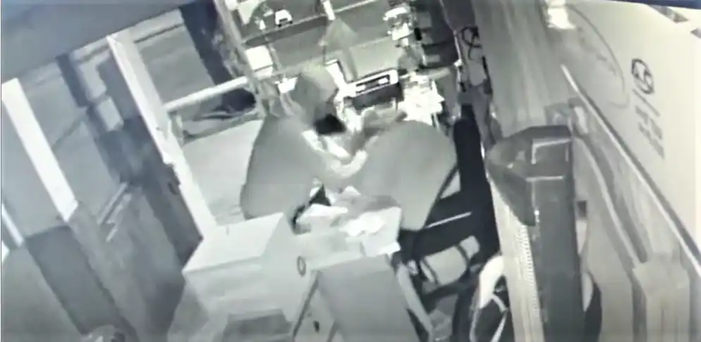 Violento asalto en la oficina de los taxistas de plaza Belgrano