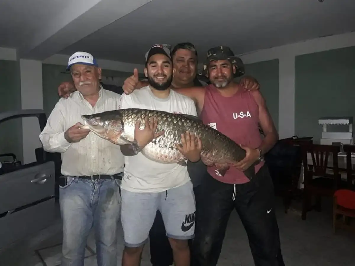 Córdoba: un hombre pescó una carpa de casi 40 kilos en el Lago San Roque