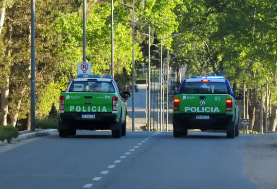 La policía labró tres infracciones por violar el aislamiento obligatorio