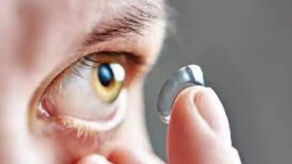¡INCREÍBLE! Mujer guardaba 27 lentes de contacto en su ojo, y no lo sabía (VIDEO)
