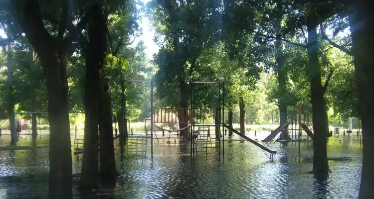 Creciente: Piden a la población que no circule por la zona del Paseo Público