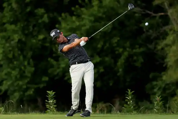 Núñez terminó quinto y se clasificó para el PGA Tour