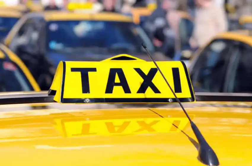 Un taxista drogado chocó contra una columna