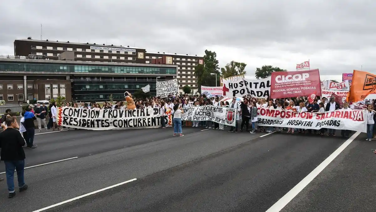 Personal de salud del Hospital Posadas, en asamblea por los despidos del fin de semana. Foto: NA