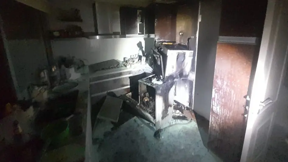 Incendio en un departamento: afectó la cocina en su totalidad
