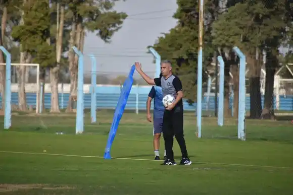 Nardozza comenzó su ciclo como DT de Atlético de Rafaela