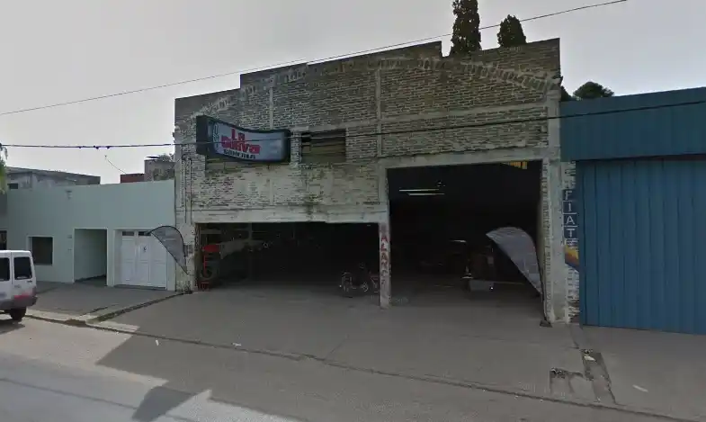 Entraron a robar a una gomería y se llevaron una moto