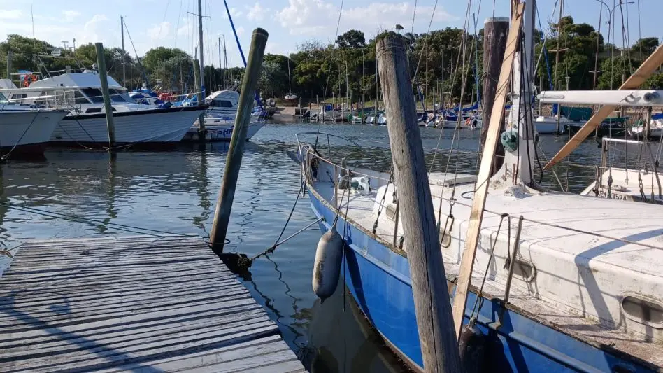 La crecida del mar produjo daños en el Yacht Club