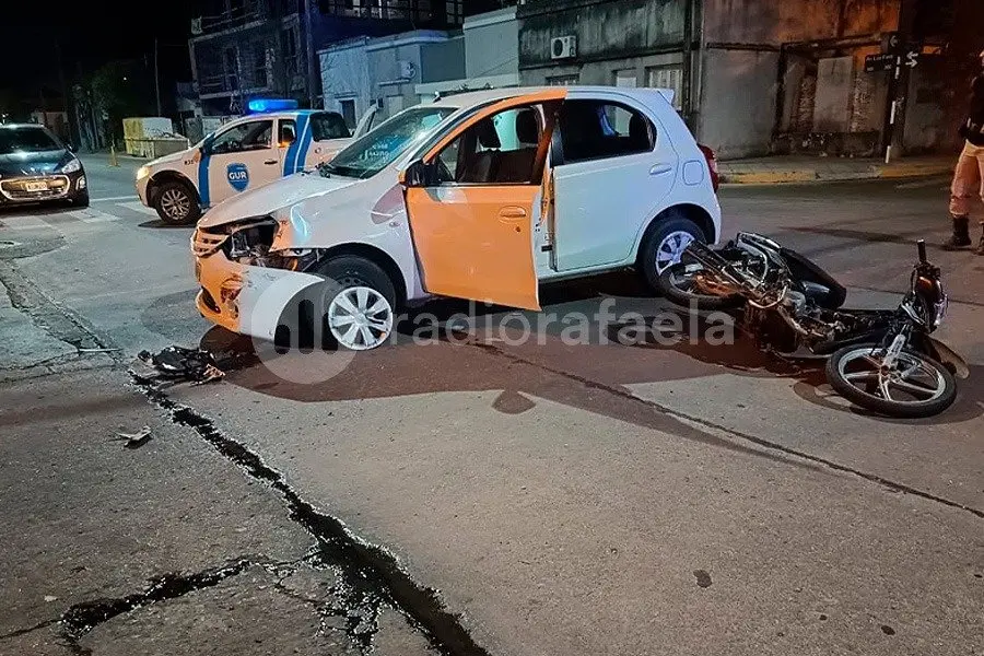 Fuerte accidente entre un auto y una moto no terminó con serias lesiones de milagro