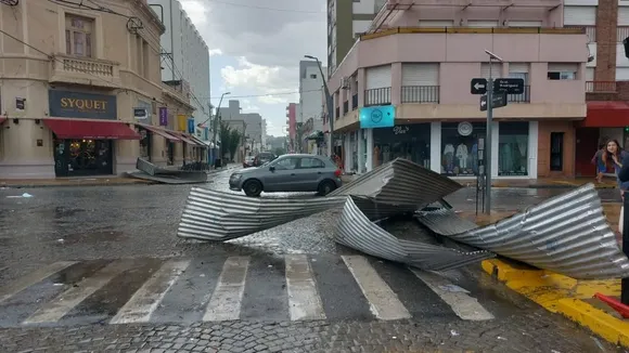 Fuerte temporal en Tandil: voladura de techos, caída de árboles y cortes de luz
