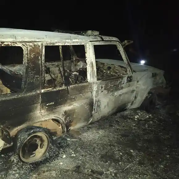 Durante enfrentamientos delincuentes queman patrulla policial