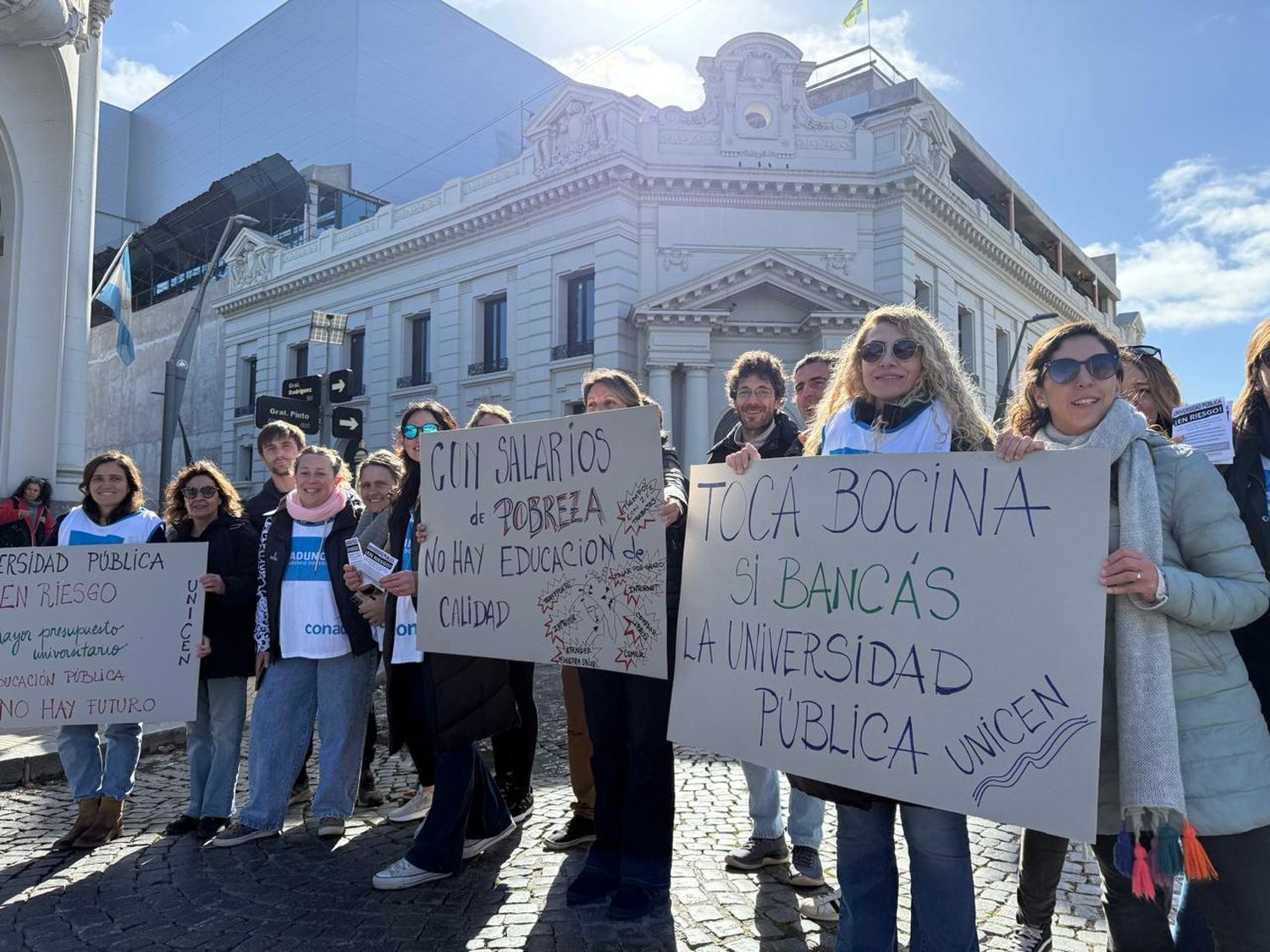 Docentes de la Unicen: "A los de dedicación simple nos dan un bono que no llega a 4 boletos de colectivo"