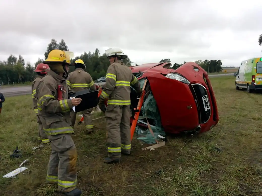Una tandilense fue trasladada al hospital tras volcar en la Ruta 226