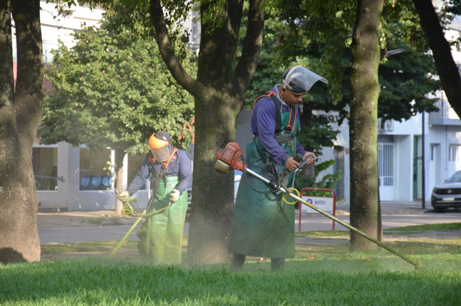 Cuadrillas municipales cortan el paso en la céntrica plaza Sarmiento.